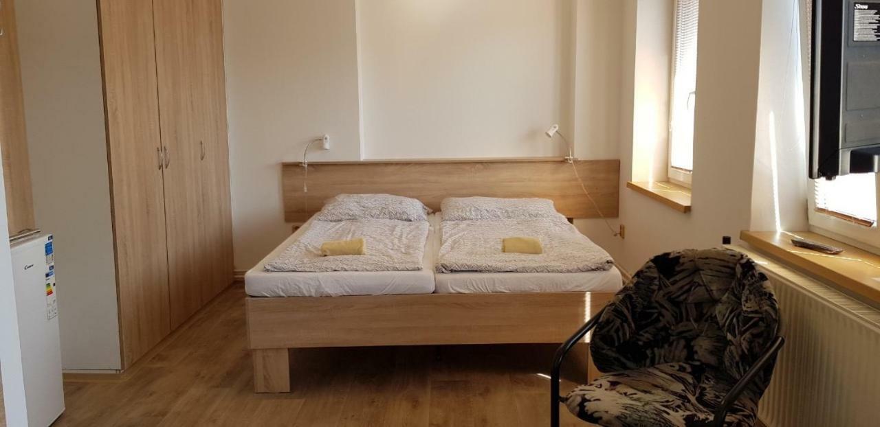 Penzion Mar Hradec Králové Zewnętrze zdjęcie